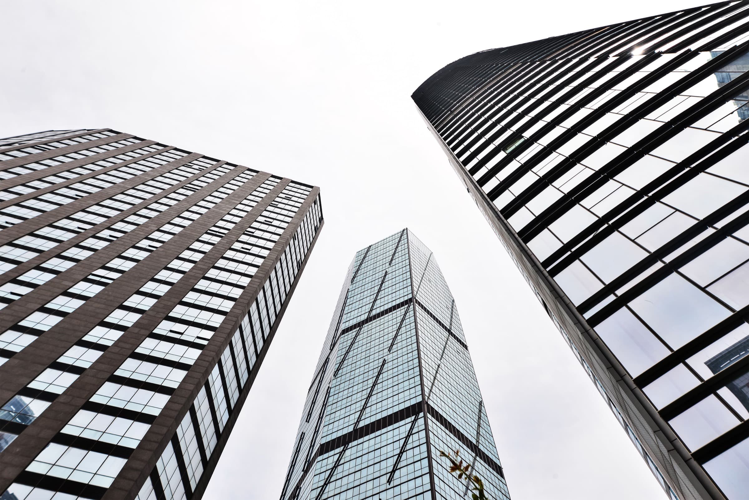 Moderne Hochhaus-Architektur aus der Untersicht